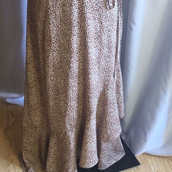 NWOT lightweight wrap style dress in size Med by PRETTY GARDEN - Picture 4 of 14